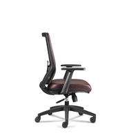 Chaise de bureau exécutive moderne, dossier moyen, entièrement en cuir, avec roulettes pivotantes silencieuses
