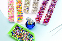 Boîte de 12 compartiments de strass électroplaqués, tailles assorties, pierres à dos plat pour nail art, accessoires de bijouterie DIY, cristal de verre