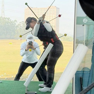 SwingPerfect Cintura di Allenamento per Rotazione dell'Anca nel Golf, Ambidestra, con Asta di Allineamento in Fibra di Carbonio e Feedback Visivo, Ausilio per l'Allenamento dello Swing e del Putting - Product Image 3