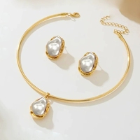 Parure de bijoux pour femme, plaqué or, avec collier et boucles d'oreilles clous, perles d'imitation baroques irrégulières rouges et blanches, style élégant