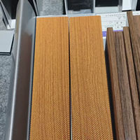 Panneau acoustique linéaire en aluminium micro-perforé à grain de bois 50x50