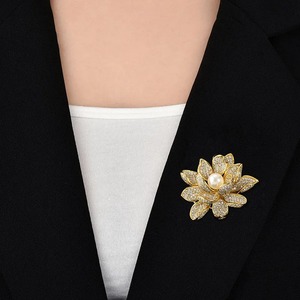 Spille eleganti da donna con fiori di perle di cristallo e loto con spille di lusso da donna - Product Image 2