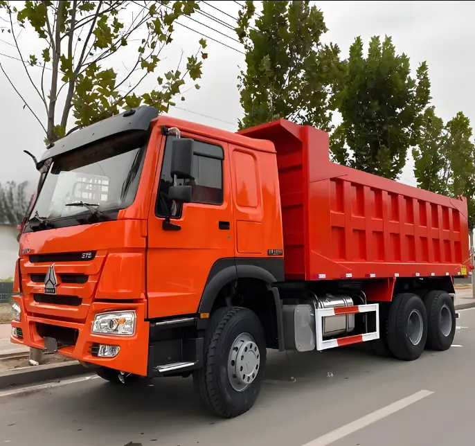 Sinotruck howo 4x2 6x4 8x4 30-100 tonnes camion à benne basculante à cylindre hydraulique camion à benne basculante arrière avec un prix inférieur