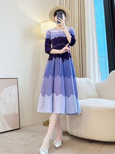 Vestido plisado de otoño 2025 para mujer, estilo Miyake, vestido largo degradado adelgazante, brote de flor, descanso de té francés, estilo occidental frontal - Product Image 2