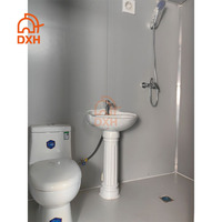 Conteneur de toilettes extérieur multifonctionnel préfabriqué en panneaux sandwich personnalisés avec douche et lavabo