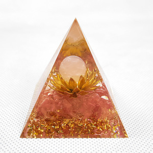Pyramide en époxy cristal motif pastèque rose, décoration Feng Shui pour bureau, ornement de salon, emballage individuel - Product Image 1