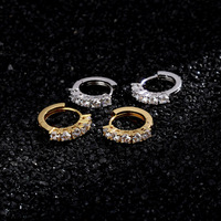 Boucles d'oreilles créoles Huggie de luxe serties de zircons, base en laiton plaqué or/argent et zircons sertis à griffes