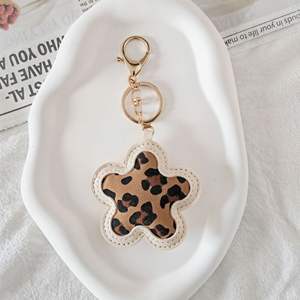พวงกุญแจหนังแฟชั่นลายเสือดาวดอกไม้เคลือบ UV สุดฮิต งานฝีมือสุดพิเศษ ดีไซน์เฉพาะตัว ใช้ตกแต่งกระเป๋า เป็นมิตรกับสิ่งแวดล้อม - Product Image 5