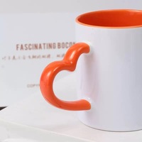 Grosir Mug keramik lapisan kosong sublimasi 11 oz dengan pegangan warna dalam bentuk hati/kustomisasi dapat diterima