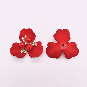 Nueva resina Flor de tres pétalos texto de seda Flor de concha broche rojo brillante novia muñeca flor Material botón - Product Image 2
