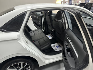 Carro Usado Geely Automobile Emgrand modelo 2023, Edição Campeã de Quarta Geração, modelo de luxo manual 1.5L - Product Image 4