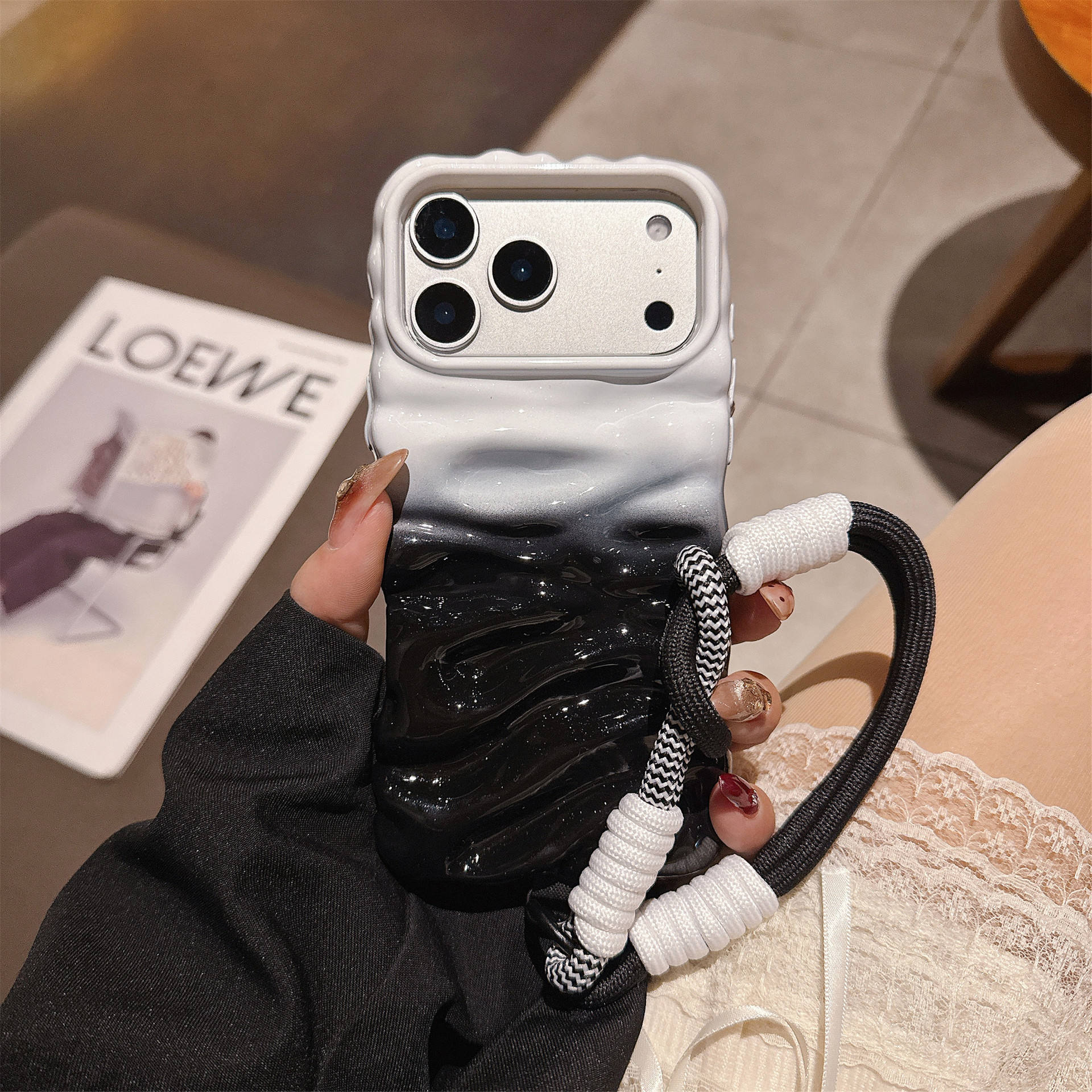 สีขาวและดำไล่ระดับสีครีมพร้อมเชือกเส้นเล็ก