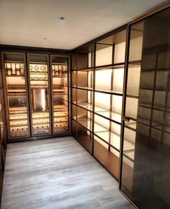 Maßgefertigte Moderne Aluminium-Luxus-Weinschränke mit Glastür, Fortschrittliche Metalltextur und Beleuchtung, Bar-Möbel - Product Image 1