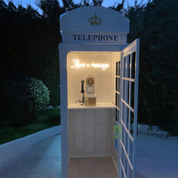 Dekorasi Pernikahan di Bilik Telepon London, Dekorasi Hotel, Dekorasi Pusat Perbelanjaan, Bilik Telepon Retro dengan Bunga Buatan