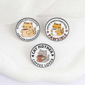 Spilla in smalto Gatto Tabby 'Funziona con Caffeina e Basse Aspettative' con la scritta 'Il Caffè Rende Tutto PAWSible', Gioiello Distintivo - Product Image 3