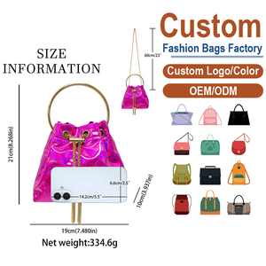 Sac seau holographique rose tendance avec anse en anneau doré et décoration de chaîne à pompons pour soirée - Product Image 2