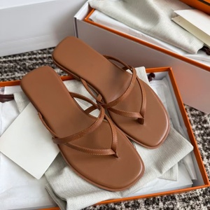 Zapatos de Diseñador de Lujo para Hombre y Mujer, Estilo Casual para Caminar, Sandalias de Playa, Chanclas Modernas de Cuero PU - Product Image 2