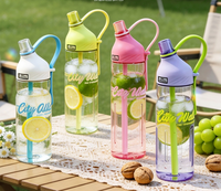 Bouteille d'eau sportive nouvelle conception en gros, type paille, portable, pour fitness et activités de plein air, en plastique, pour hommes et femmes