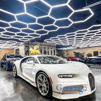 Éclairage LED Hexagonal Gaonengo pour Atelier de Detailing, Garage et Salle d'Exposition Automobile
