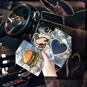 Pendentif de voiture animé personnalisé en forme de dessin animé, <span class=keywords><strong>d</strong></span>ésodorisant Kawaii en feuille <span class=keywords><strong>d</strong></span>'aluminium, emballage en papier argenté 6-9cm, fixation pour grille <span class=keywords><strong>d</strong></span>'aération, parfumé - Product Image 3