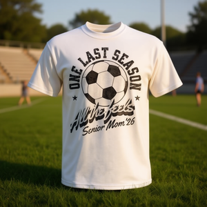 Camiseta Desgastada para Mamá de Jugadora de Fútbol 2026: Una Última Temporada, Todas las Emociones - Product Image 3