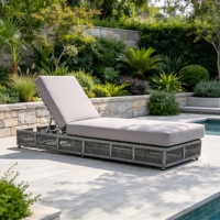 Chaise longue de jardin élégante en corde tressée avec structure en aluminium pour l'extérieur, idéale pour les hôtels et les complexes hôteliers