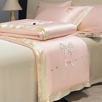 Parure de lit matelassée 4 pièces en satin soyeux brodé de luxe 2026 avec couette d'été soyeuse
