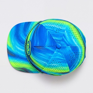 Casquette de golf unisexe imperméable en PVC bleu vert fluo avec patch, cordon et fermeture snapback, 5 panneaux perforés respirants pour activités sportives et extérieures - Product Image 6