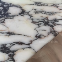 Table à manger de luxe sur mesure de style français en marbre Calacatta Viola, base à double dalle, pour projets résidentiels haut de gamme
