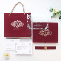 Ensemble d'invitations de mariage en velours bordeaux avec image aquarelle imprimée, boîte rigide, invitation en acrylique transparent avec sac à main et sac de shopping