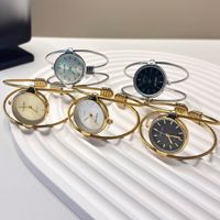 Montre bracelet chic urbaine moderne pour femme, bracelet torsadé tendance, cadran noir champagne, 5 couleurs, style influenceur