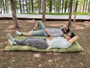 Colchoneta Inflable Ultraligera para Dos Personas con Bomba de Pie Integrada, Colchón de Aire Resistente, Compacto e Impermeable para Camping - Product Image 2