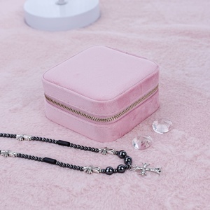 Estuche de Joyería Pequeño Cuadrado con Cierre de Cremallera, Dorado, para Viaje, Almacenamiento de Aretes, Collares y Anillos, Portátil, de Terciopelo - Product Image 6