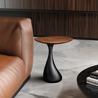 Table d'appoint créative en bois massif, style designer, haut de gamme, pour salon, petite table à thé, style minimaliste italien, artistique pour coin.