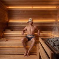 Chapeau de sauna artisanal haut de gamme en pure fibre de laine, doux et durable, avec broderie de marque audacieuse, pour une utilisation rafraîchissante et des soins capillaires