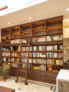 Libreria Moderna JINGSHUN in Legno Massello con Scala, Scaffali Sospesi per Ufficio e Casa, Mobili Personalizzabili Pronti per il Montaggio, Ecologici - Product Image 4