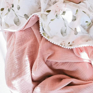 Manta Envolvente Personalizada de Muselina de Algodón para Bebé, Manta para Cuna o Cochecito con Pompones, Manta Suave de Gasa para Bordar el Nombre - Product Image 2