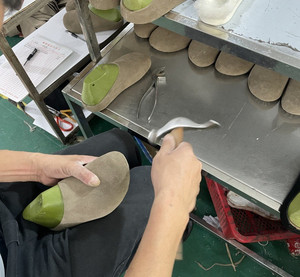 Sandales et pantoufles d'<span class=keywords><strong>hiver</strong></span> confortables en fausse fourrure et cuir pour femmes, à semelle épaisse et plateforme, pour le dropshipping - Product Image 2