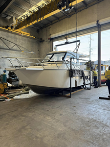 Barco de pesca de aluminio blanco de 7,5 m, yate deportivo con techo rígido extendido, bote de remos fuerte y duradero, listo para usar - Product Image 5