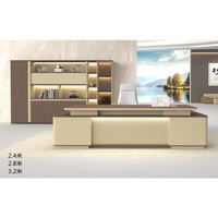Bureau d'étude moderne et simple, grande table de conférence multi-usage pour étudiants et travail d'écriture
