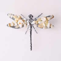 Vente en gros de médailles libellules naturelles en cristal, technique de mosaïque, style amour, gravier, statue d'insecte, décoration de bureau et de maison, guérison