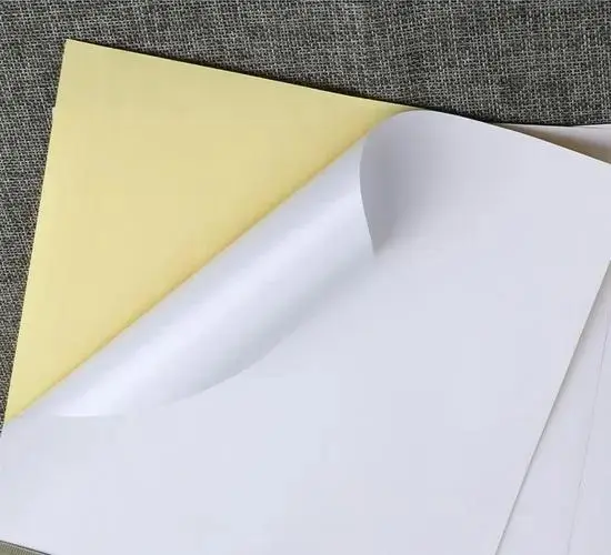 Contoh Gratis Kertas Stiker Film PET 50mic Bening Berperekat Inkjet Putih Glossy untuk Pencetakan