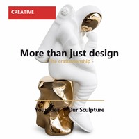 Vente en gros de sculptures d'astronautes durables en résine, pose de réflexion, avec visière dorée, pour projets hôteliers et décoration commerciale