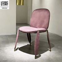 Chaise de salle à manger de luxe artistique à pieds en forme de pétales, en velours rose poudré et structure en métal anthracite, chaise créative pour galeries et espaces tendance