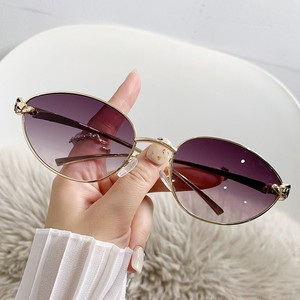 Gafas de Sol Ovaladas con Montura Completa, Lentes Degradadas, Protección UV400, Diseño Elegante y Casual para Mujer, Montura Metálica - Product Image 3