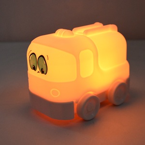 Luce Notturna a LED Ricaricabile per Cameretta Bambini a Forma di Camion dei Pompieri in Morbido Silicone con Telecomando - Product Image 4