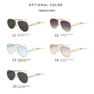 <span class=keywords><strong>2026</strong></span> Lüks Tasarımcı Modaya Uygun Kurbağa Şeklinde Kadın Güneş Gözlüğü UV400 Altın Çerçeve Üst Düzey Sokak Modası - Product Image 2