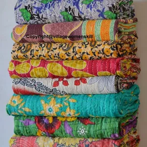 Neueste Design Stilvolle Kantha Vintage Quilt Neuankömmling Indian Floral Design Mehrfarbig bedruckte Wende Tages decke für den Export