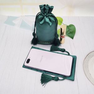 Pochette à cordon en satin à double face avec logo personnalisé, en fausse soie verte, pour le rangement de la lingerie et l'emballage de cosmétiques - Product Image 2