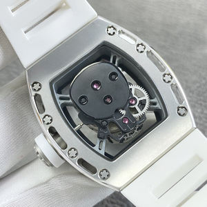 Montre de luxe pour homme avec boîtier entièrement serti de diamants, bracelet en caoutchouc blanc, design en forme de barillet, mouvement apparent, collection pour gentlemen. - Product Image 5